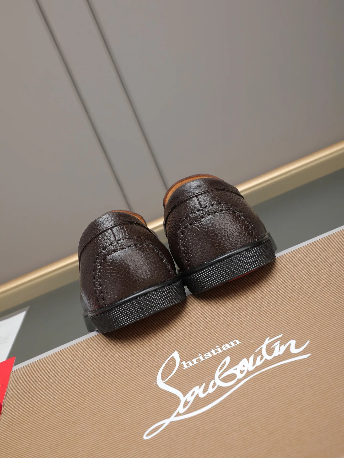 PP480 Christian Louboutin (red-soled shoes) Italian men's casual sneakers are shipped! Each pair of shoes from this Italian handmade shoe brand has a simple and classic design, which is very comfortable and versatile! The upper fabric of this shoe is made of imported cowhide, with high-end and comfortable cowhide lining! The outsole is made of original rubber bottom sheets and is lined with cowhide! Brand-specific mold-opening foot bed, exclusive private mold control! Original box packaging! 39 40 41 42 43 44 (38 45 46 customized)